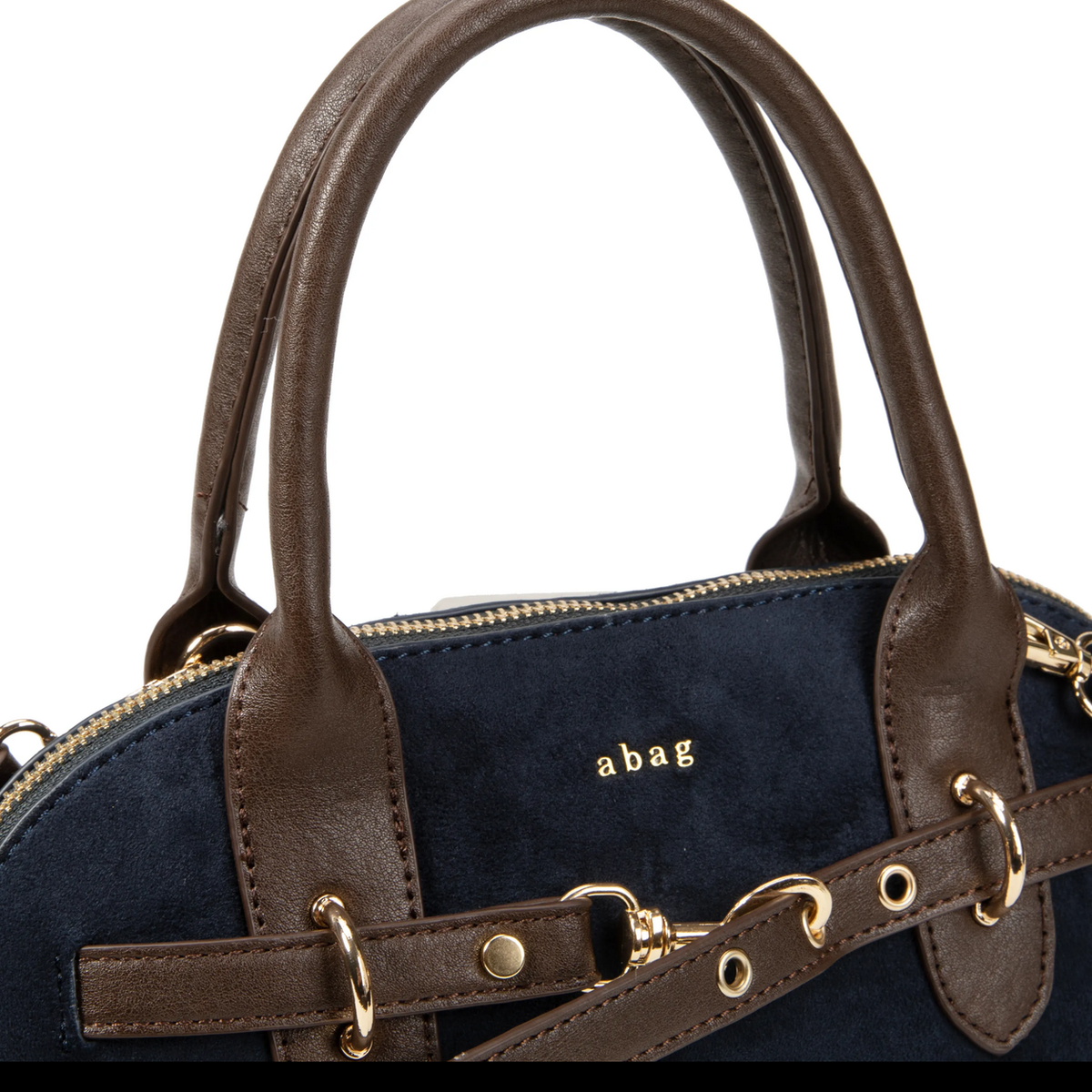 Detalle del logotipo físico del bolso satchel
