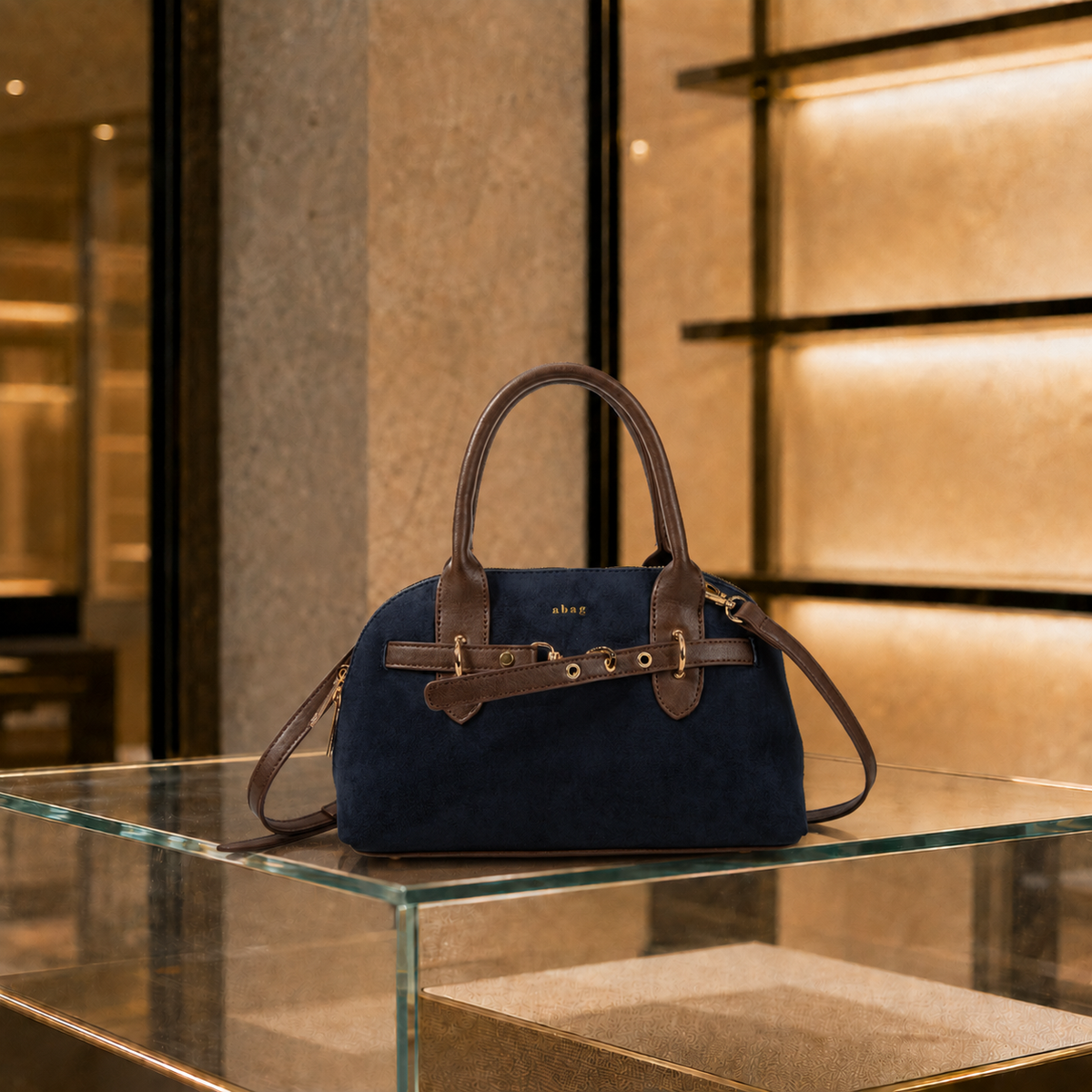 Bolso satchel azul en escaparate de boutique sin halo