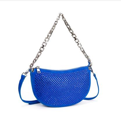 Bolso azul klein con strass y cadena plateada vista inclinada