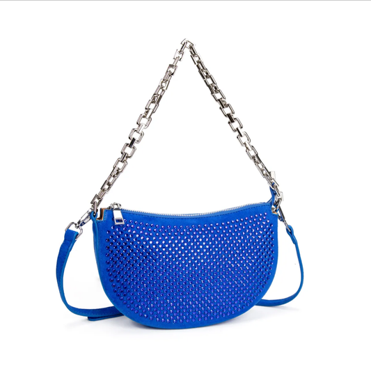Bolso azul klein con strass y cadena plateada vista inclinada