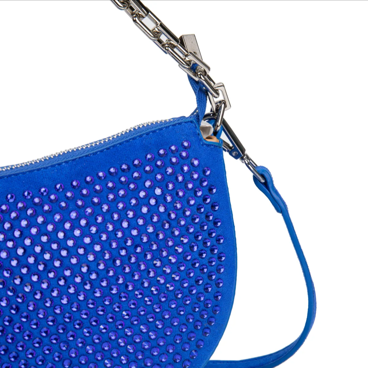 Detalle strass bolso azul klein con asa larga y cadena