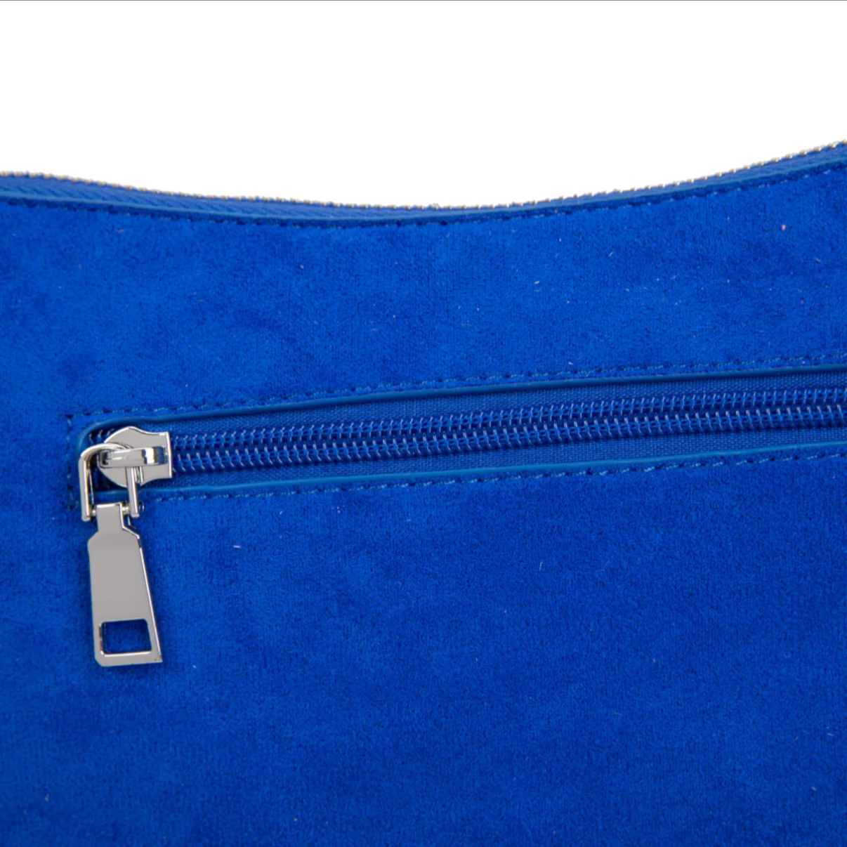 Parte trasera bolso azul klein con bolsillo exterior
