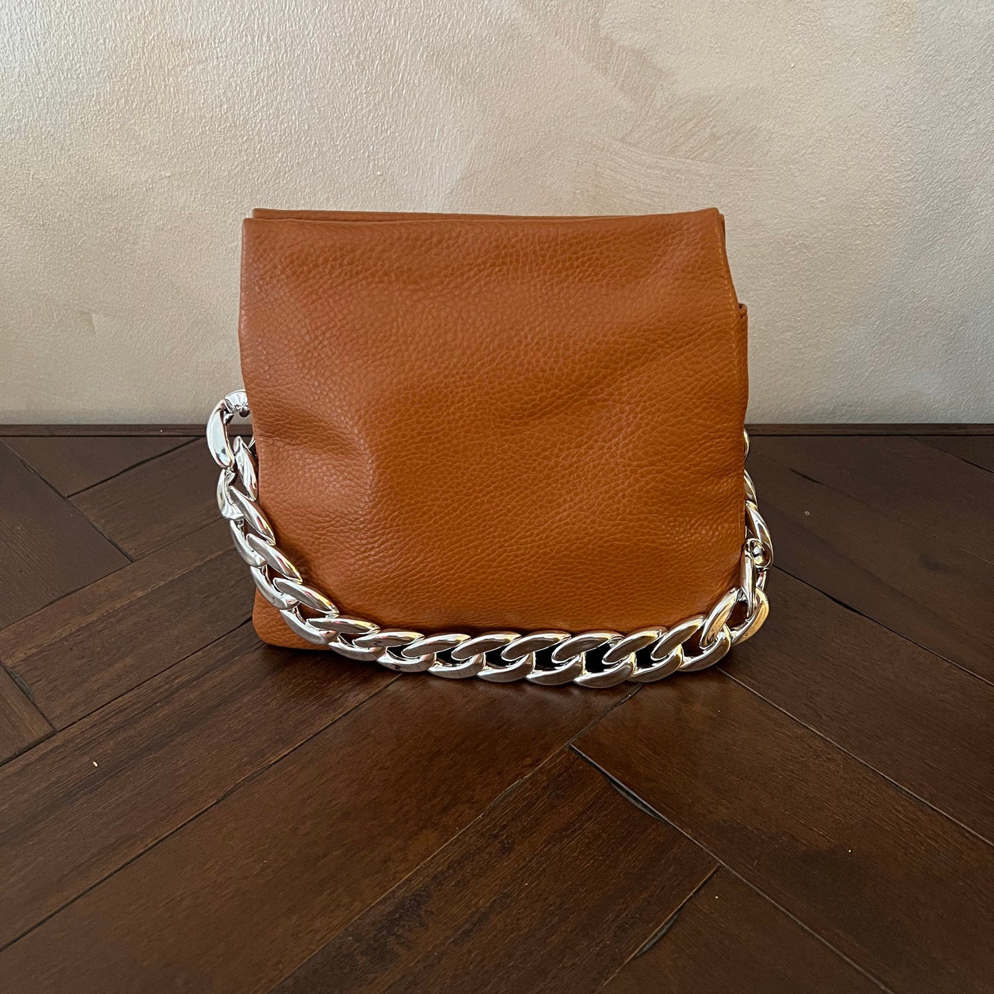 Bolso ecopiel con cadena plateada