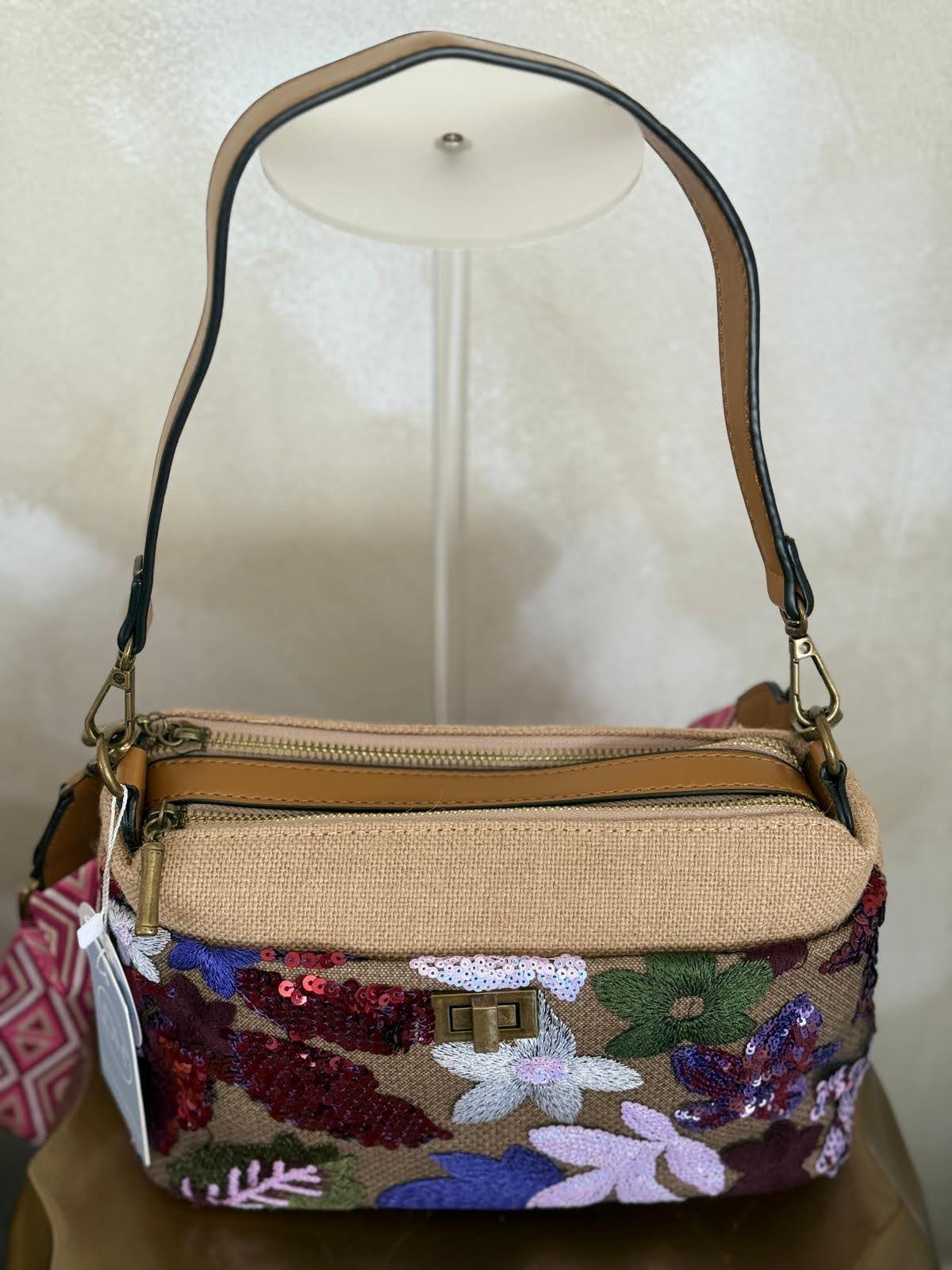 Bolso con asa bandolera de lentejuelas con motivos florales