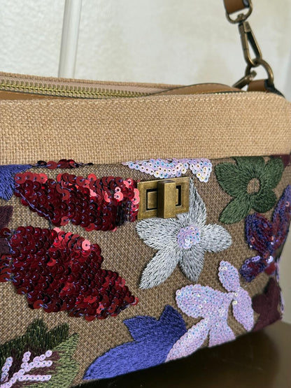 Bolso con asa bandolera de lentejuelas con motivos florales