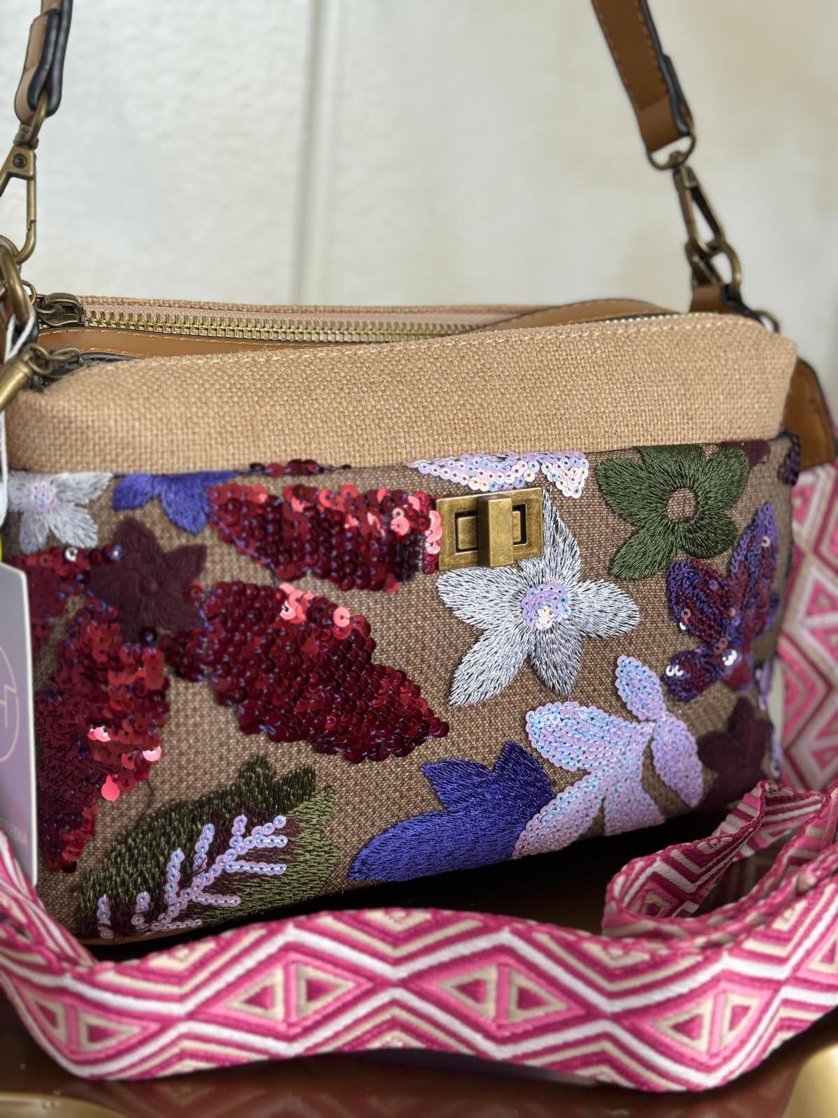 Bolso con asa bandolera de lentejuelas con motivos florales