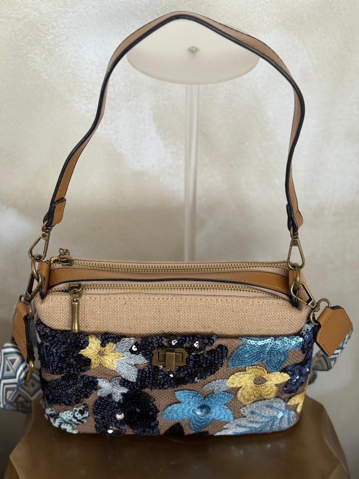 Bolso con asa bandolera de lentejuelas con motivos florales