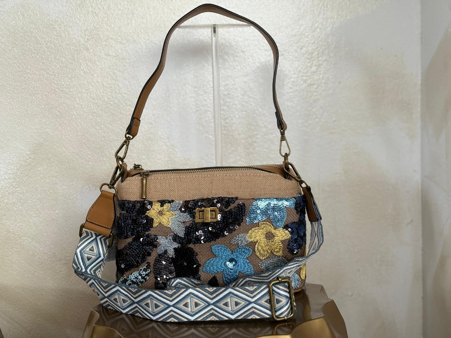 Bolso con asa bandolera de lentejuelas con motivos florales