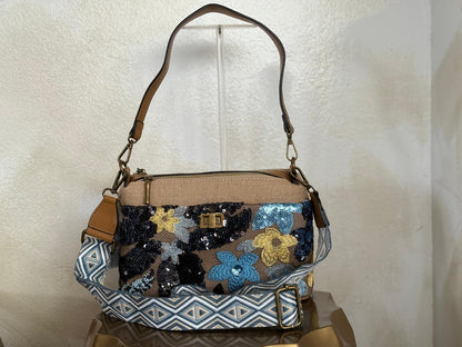 Bolso con asa bandolera de lentejuelas con motivos florales