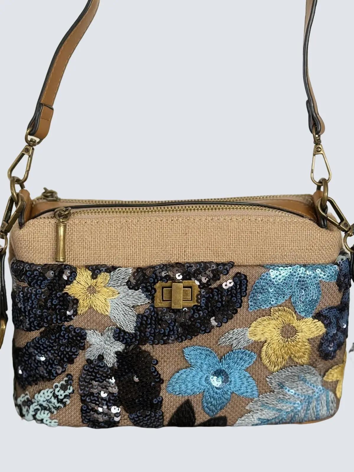 Bolso con asa bandolera de lentejuelas con motivos florales