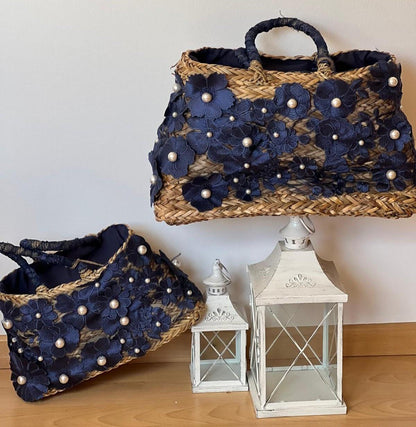 Capazo de rafia con flores bordadas en azul marino y perlas: un toque artesanal y elegante. Pequeño