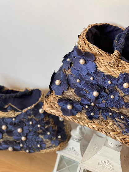 Capazo de rafia con flores bordadas en azul marino y perlas: un toque artesanal y elegante. Pequeño
