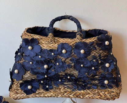 Capazo de rafia con flores bordadas en azul marino y perlas: un toque artesanal y elegante. Pequeño
