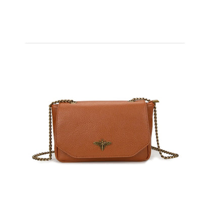 Bolso bandolera con cadena y detalle abeja en color camel