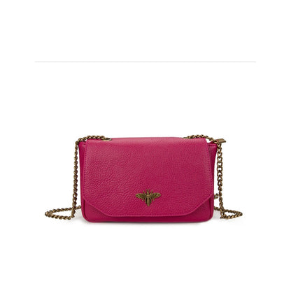 Bolso bandolera con cadena y detalle abeja en color rosa intenso