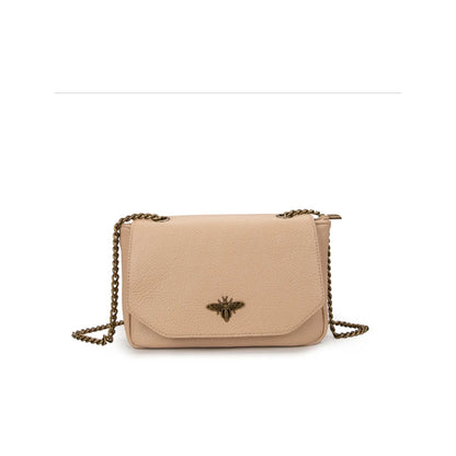 Bolso bandolera con cadena y detalle abeja en color beige frontal