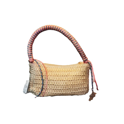 Bolso Rafia con diseño único y asa trenzada en rosa