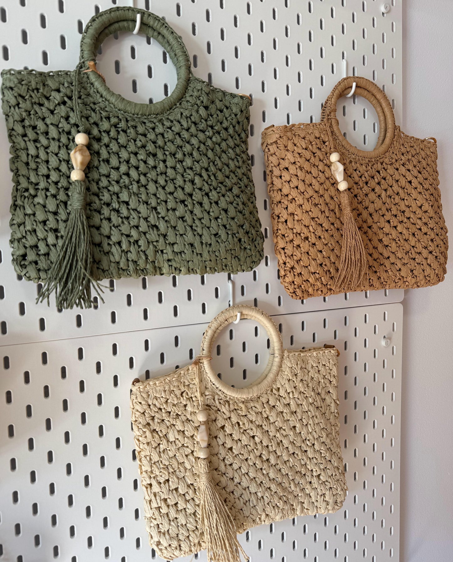 Bolso de rafia natural con asa de mano y larga para colgar