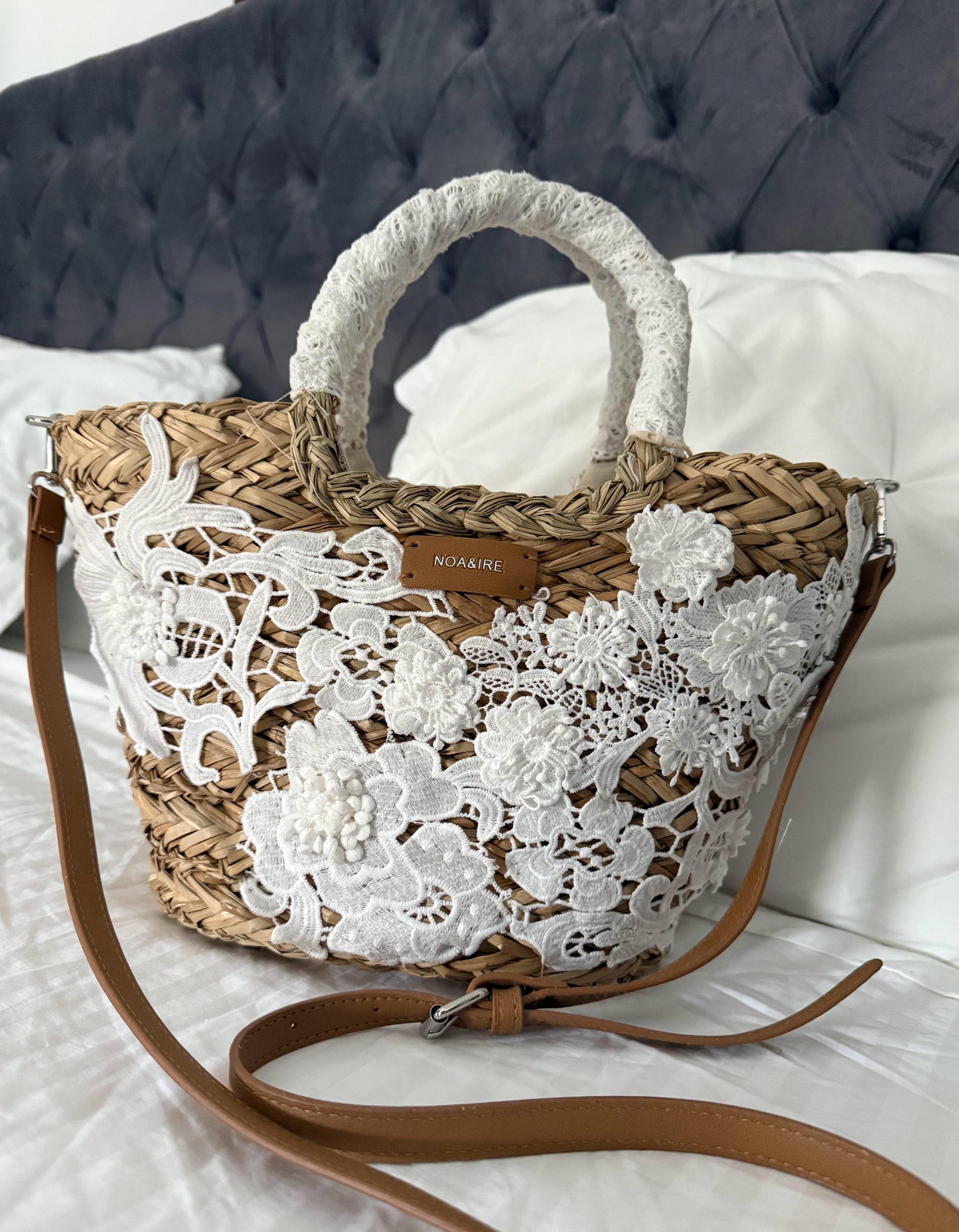 Capazo de rafia natural con encaje floral, ideal para un look bohemio y elegante
