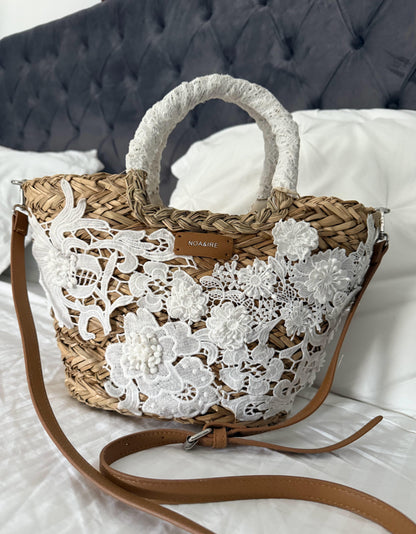Capazo de rafia natural con encaje floral, ideal para un look bohemio y elegante