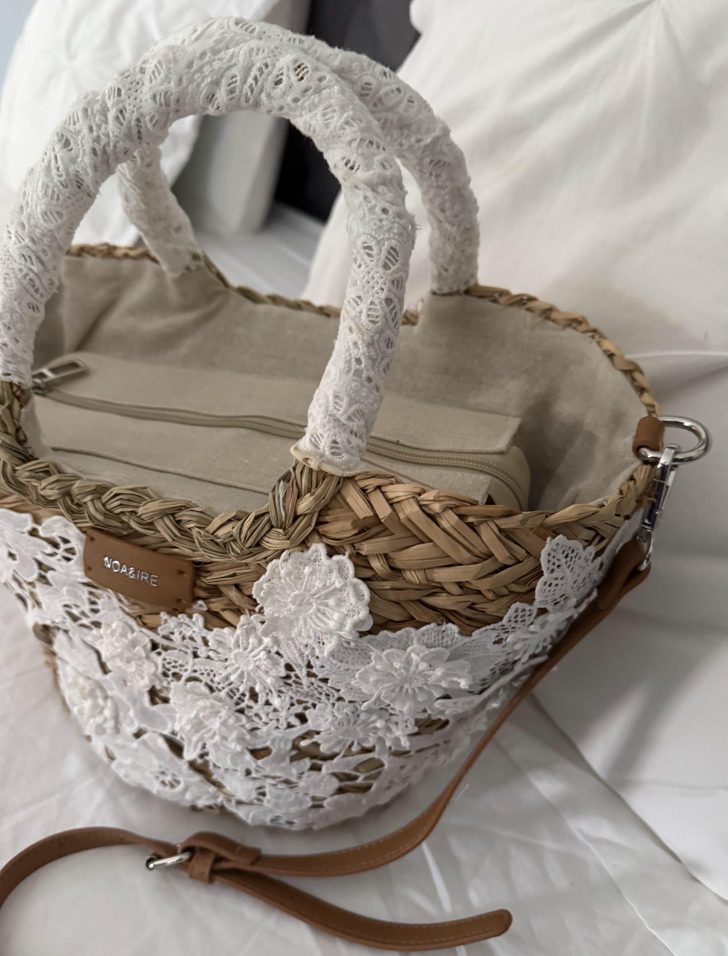 Capazo de rafia natural con encaje floral, ideal para un look bohemio y elegante