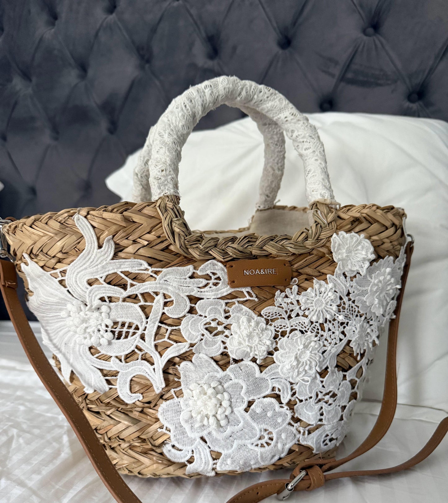Capazo de rafia natural con encaje floral, ideal para un look bohemio y elegante
