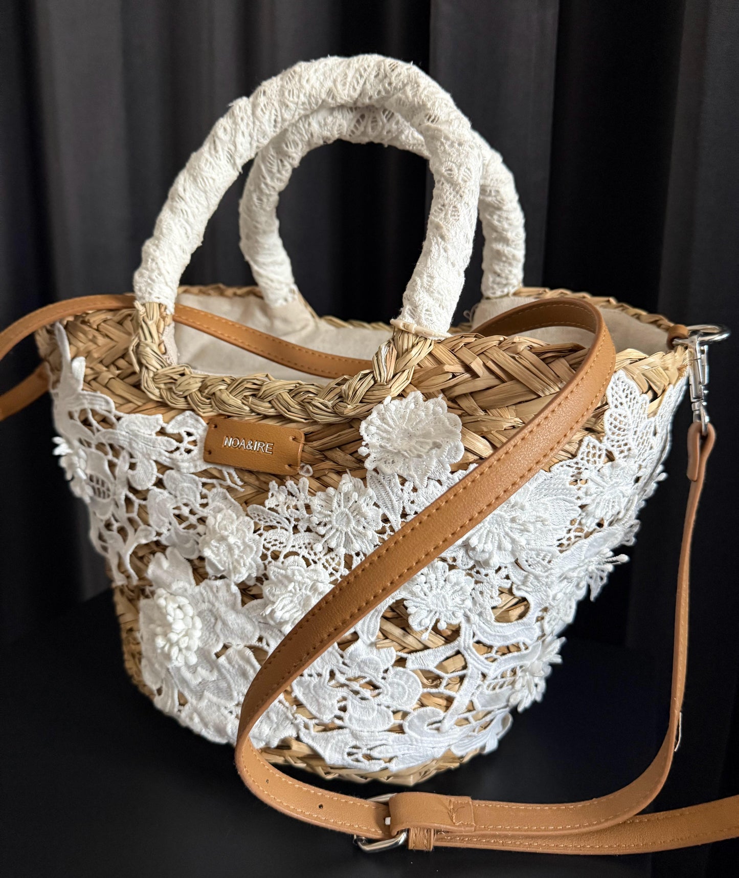 Capazo de rafia natural con encaje floral, ideal para un look bohemio y elegante